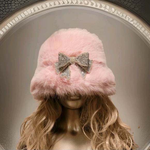 NWT Soft Pink Super Furry Faux Fur Winter Bucket Hat w/ Vtg. Crystal Bow Brooch - Picture 14 of 16